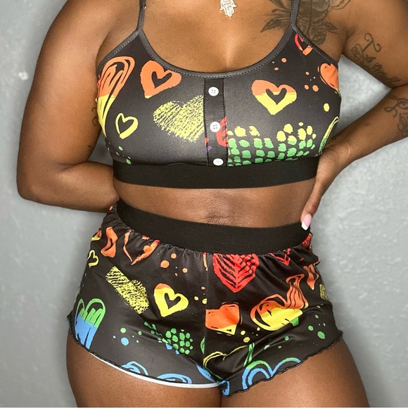 Medium colorful hearts 3 button top and cheeky shorts …. - Picture 4 of 4